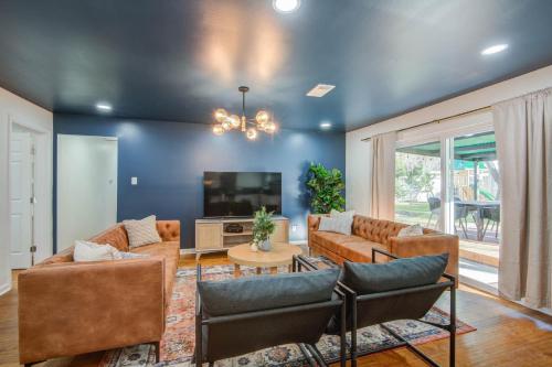 4-BD Mid-Modern Century with Firepit & Playground in Houston, USA