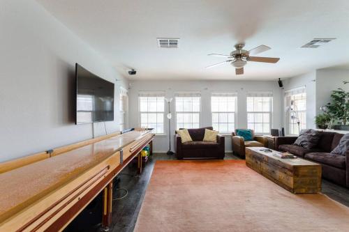 Amazing House with Pool, Arcade, Hot Tub and More - Accomodates 16 guests Amazing House with Pool, Arcade, Hot Tub and More - Accomodates 16 guests