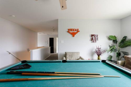 Amazing House with Pool, Arcade, Hot Tub and More - Accomodates 16 guests Amazing House with Pool, Arcade, Hot Tub and More - Accomodates 16 guests