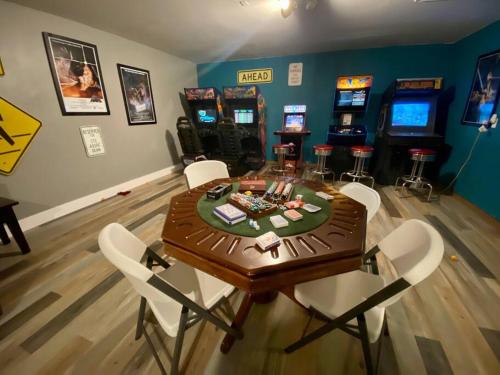 Amazing House with Pool, Arcade, Hot Tub and More - Accomodates 16 guests Amazing House with Pool, Arcade, Hot Tub and More - Accomodates 16 guests