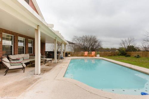 Amazing House with Pool, Arcade, Hot Tub and More - Accomodates 16 guests Amazing House with Pool, Arcade, Hot Tub and More - Accomodates 16 guests