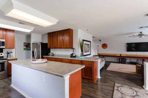 Amazing House with Pool, Arcade, Hot Tub and More - Accomodates 16 guests Amazing House with Pool, Arcade, Hot Tub and More - Accomodates 16 guests