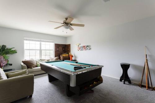 Amazing House with Pool, Arcade, Hot Tub and More - Accomodates 16 guests Amazing House with Pool, Arcade, Hot Tub and More - Accomodates 16 guests