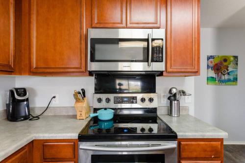 Amazing House with Pool, Arcade, Hot Tub and More - Accomodates 16 guests Amazing House with Pool, Arcade, Hot Tub and More - Accomodates 16 guests