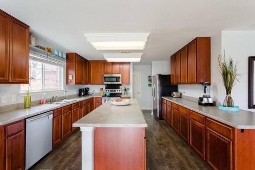 Amazing House with Pool, Arcade, Hot Tub and More - Accomodates 16 guests Amazing House with Pool, Arcade, Hot Tub and More - Accomodates 16 guests