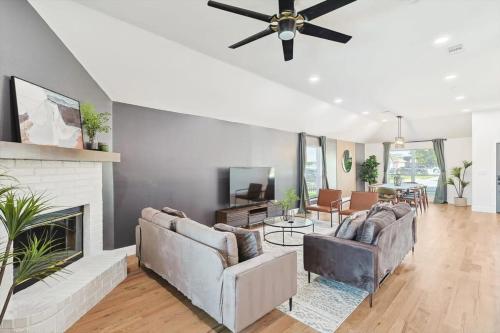 Paradise Modern Home Pool & Hot Tub for over 30 Nights in Waxahachie, USA