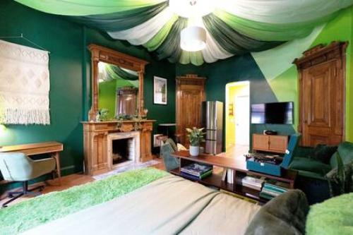 Faciliteiten, The Green Room: 70s Groove Themed Studio near Frick Collection