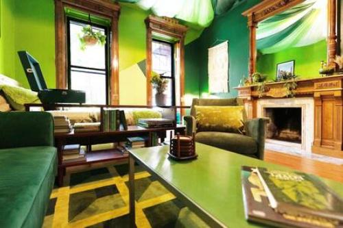 Faciliteiten, The Green Room: 70s Groove Themed Studio near Frick Collection