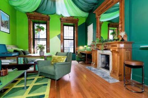 Faciliteiten, The Green Room: 70s Groove Themed Studio near Frick Collection