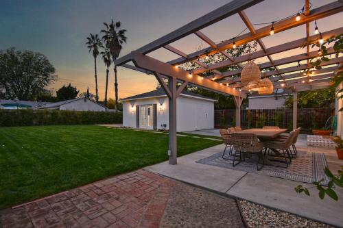 Beautiful Designer 4 bed near Universal sleeps 10 in Los Angeles, USA