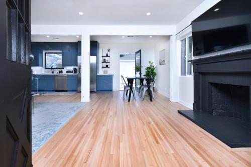 Beautiful Designer 4 bed near Universal sleeps 10 in Los Angeles, USA