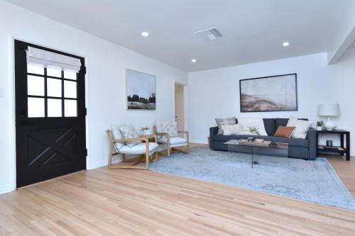 Beautiful Designer 4 bed near Universal sleeps 10 in Los Angeles, USA