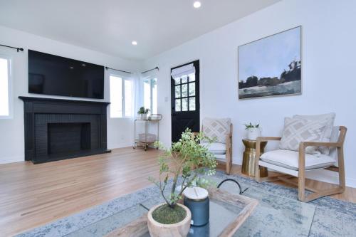 Beautiful Designer 4 bed near Universal sleeps 10 in Los Angeles, USA