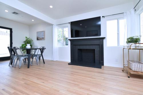 Beautiful Designer 4 bed near Universal sleeps 10 in Los Angeles, USA