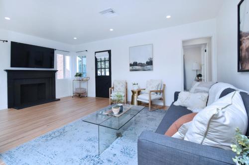 Beautiful Designer 4 bed near Universal sleeps 10 in Los Angeles, USA