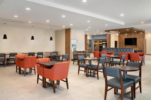 Holiday Inn Richmond an IHG Hotel - image 2