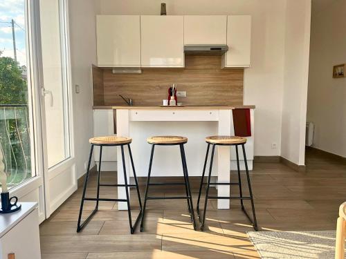 À Deux pas de la gare de Sartrouville (A Deux pas de la gare de Sartrouville) in Maisons-Laffitte