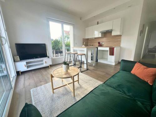 À Deux pas de la gare de Sartrouville (A Deux pas de la gare de Sartrouville) in Maisons-Laffitte