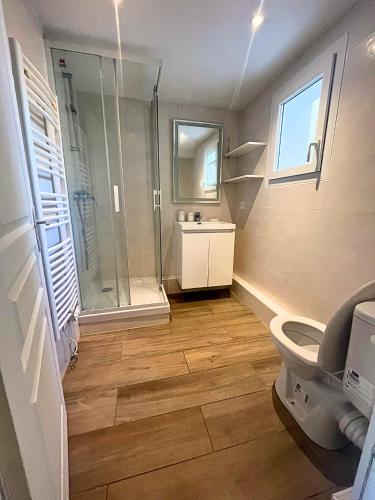 À Deux pas de la gare de Sartrouville (A Deux pas de la gare de Sartrouville) in Maisons-Laffitte