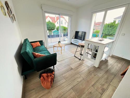 À Deux pas de la gare de Sartrouville (A Deux pas de la gare de Sartrouville) in Maisons-Laffitte