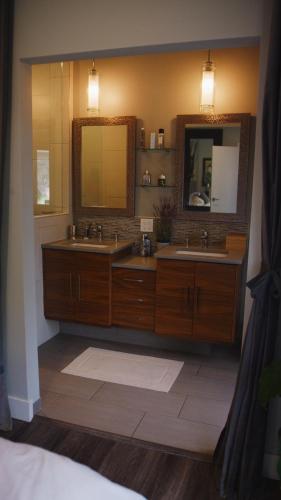 Boutique Villa with hot tub in Broadmoor, USA
