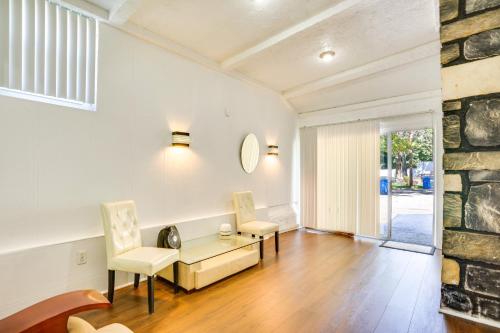 Shared Yard, 4 Mi to NYC Englewood Apartment! in แองเกิลวูด (NJ)