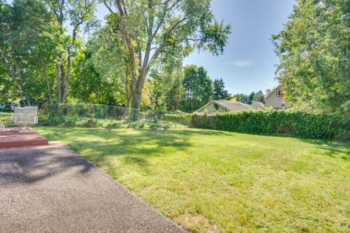 Shared Yard, 4 Mi to NYC Englewood Apartment! in แองเกิลวูด (NJ)