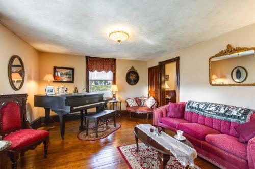 . Fall Foliage Getaway: Pocono Home by Lehigh Gorge