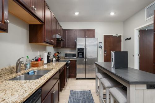 2 Bedroom Apartment, Free Parking, Next To Mayo! in Rochester, USA