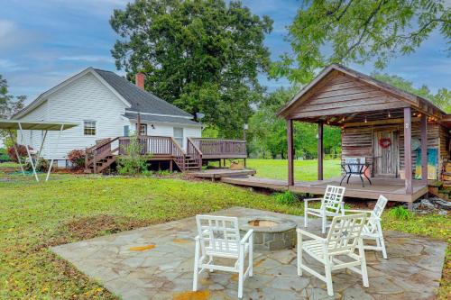 1925 Vintage Farmhouse Close to Everything in Greer, USA