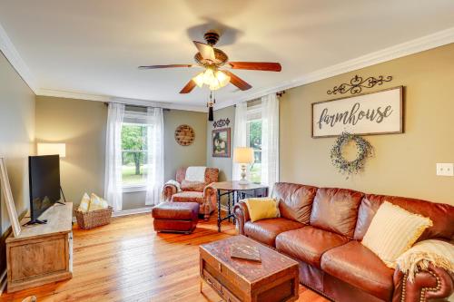 1925 Vintage Farmhouse Close to Everything in Greer, USA