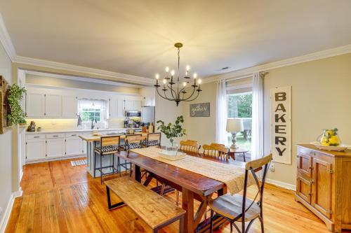1925 Vintage Farmhouse Close to Everything in Greer, USA