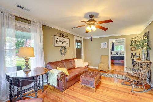 1925 Vintage Farmhouse Close to Everything in Greer, USA