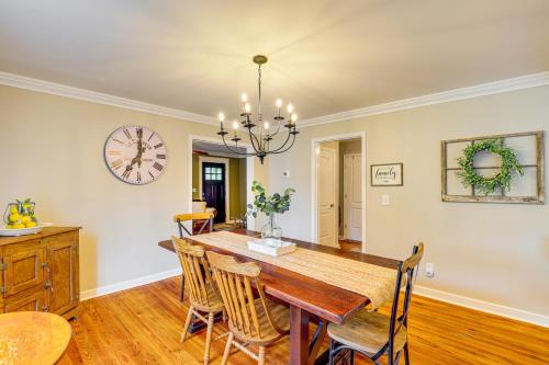 1925 Vintage Farmhouse Close to Everything in Greer, USA