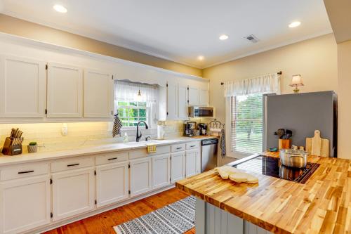 1925 Vintage Farmhouse Close to Everything in Greer, USA