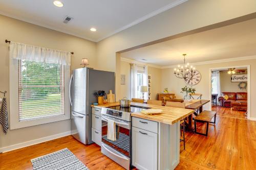 1925 Vintage Farmhouse Close to Everything in Greer, USA