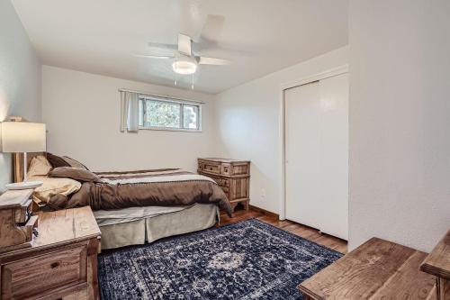 Vaulted Ceilings, Natural Light Apt near Olde Town in Arvada, USA