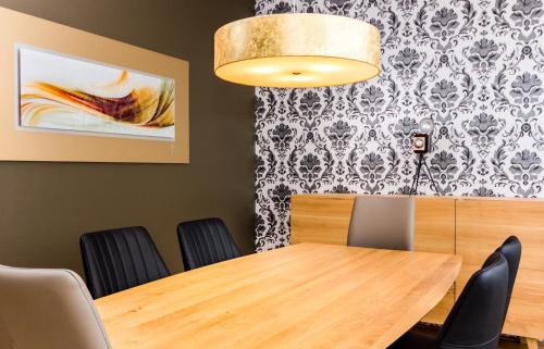 Deluxe Three-Bedroom Apartment with Terrace image 7