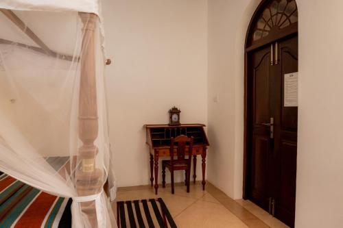 Deluxe Double Room with Balcony image 10