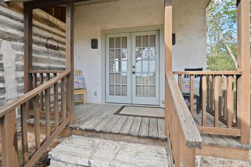 Cabins on Knopp School-Chula Vista Cabin - image 2