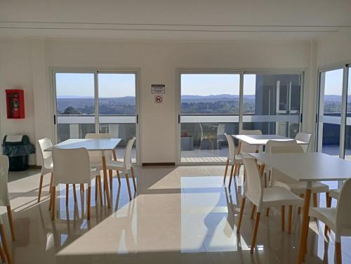 共用Lounge/電視區, Samsara La Falda- Depto con con cochera cubierta-piscina -AC-calefaccion-SUM-vistas a las montanas-W in 拉法爾達