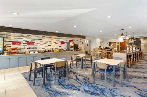 ห้องอาหาร, เบสต์ เวสเทิร์น พลัส เบคลีย์ อินน์ (Best Western Plus Beckley Inn) in เบกลีย์ (WV)