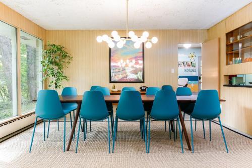 Unique! Retro 1950s wooded retreat near Indiana Dunes National Park in Chesterton, USA