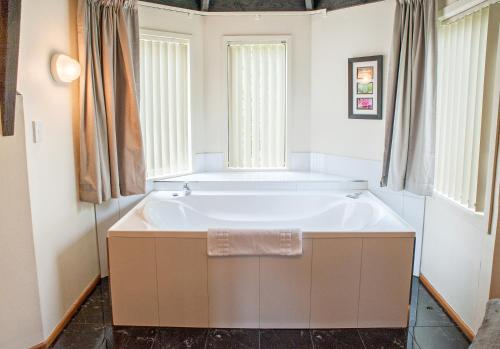 Bathroom, Castles Motel in Tahunanui