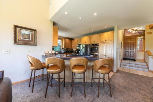 Eagles Nest by Tahoe Getaways - Pet Friendly with Hot Tub, Pool Table & Shuttle to Slopes in Alpine Meadows (CA)