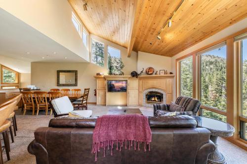 Eagles Nest by Tahoe Getaways - Pet Friendly with Hot Tub, Pool Table & Shuttle to Slopes in Alpine Meadows (CA)