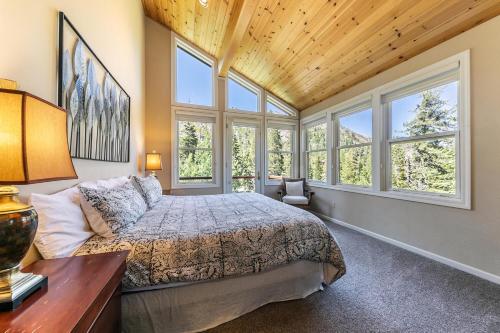 Eagles Nest by Tahoe Getaways - Pet Friendly with Hot Tub, Pool Table & Shuttle to Slopes in Alpine Meadows (CA)