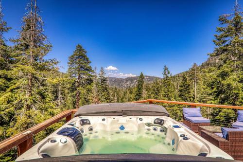 Eagles Nest by Tahoe Getaways - Pet Friendly with Hot Tub, Pool Table & Shuttle to Slopes in Alpine Meadows (CA)