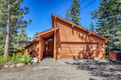 Eagles Nest by Tahoe Getaways - Pet Friendly with Hot Tub, Pool Table & Shuttle to Slopes in Alpine Meadows (CA)