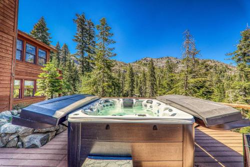 Eagles Nest by Tahoe Getaways - Pet Friendly with Hot Tub, Pool Table & Shuttle to Slopes in Alpine Meadows (CA)
